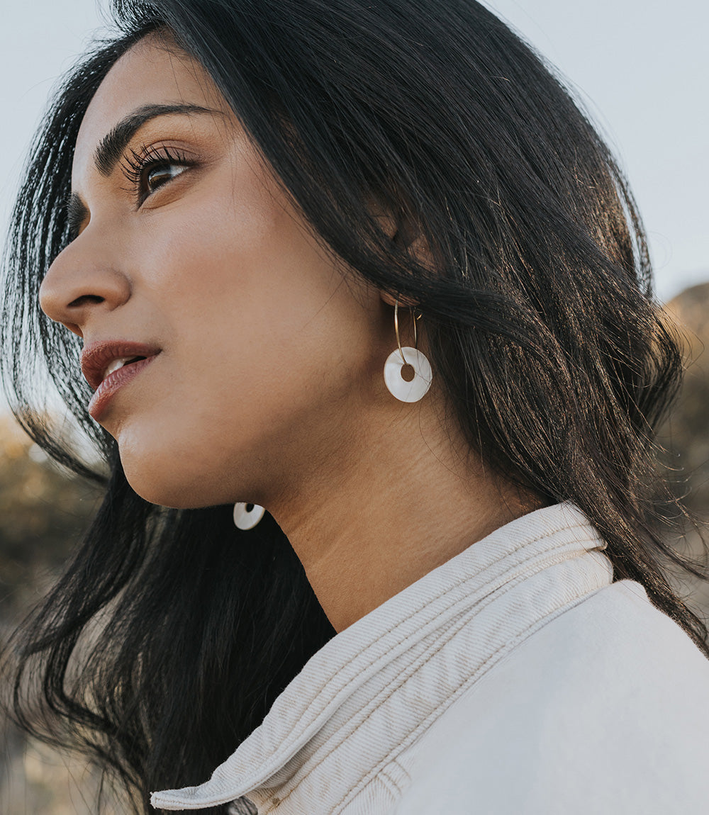 Varidi Dainty Hoop Earrings - Mother of Pearl - Osadia Concept Store