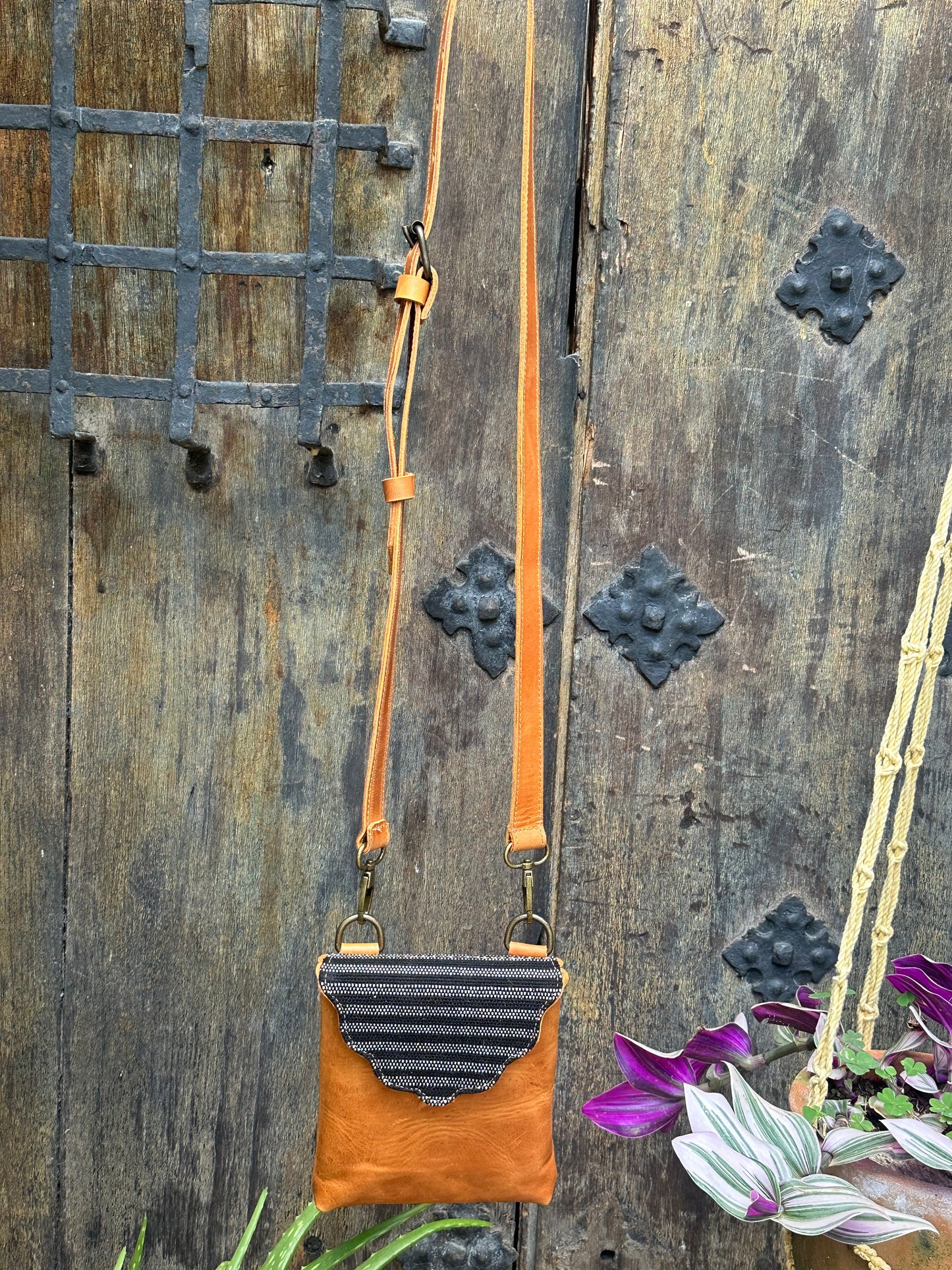 Scallop Bag - Tan and Beetlejuice