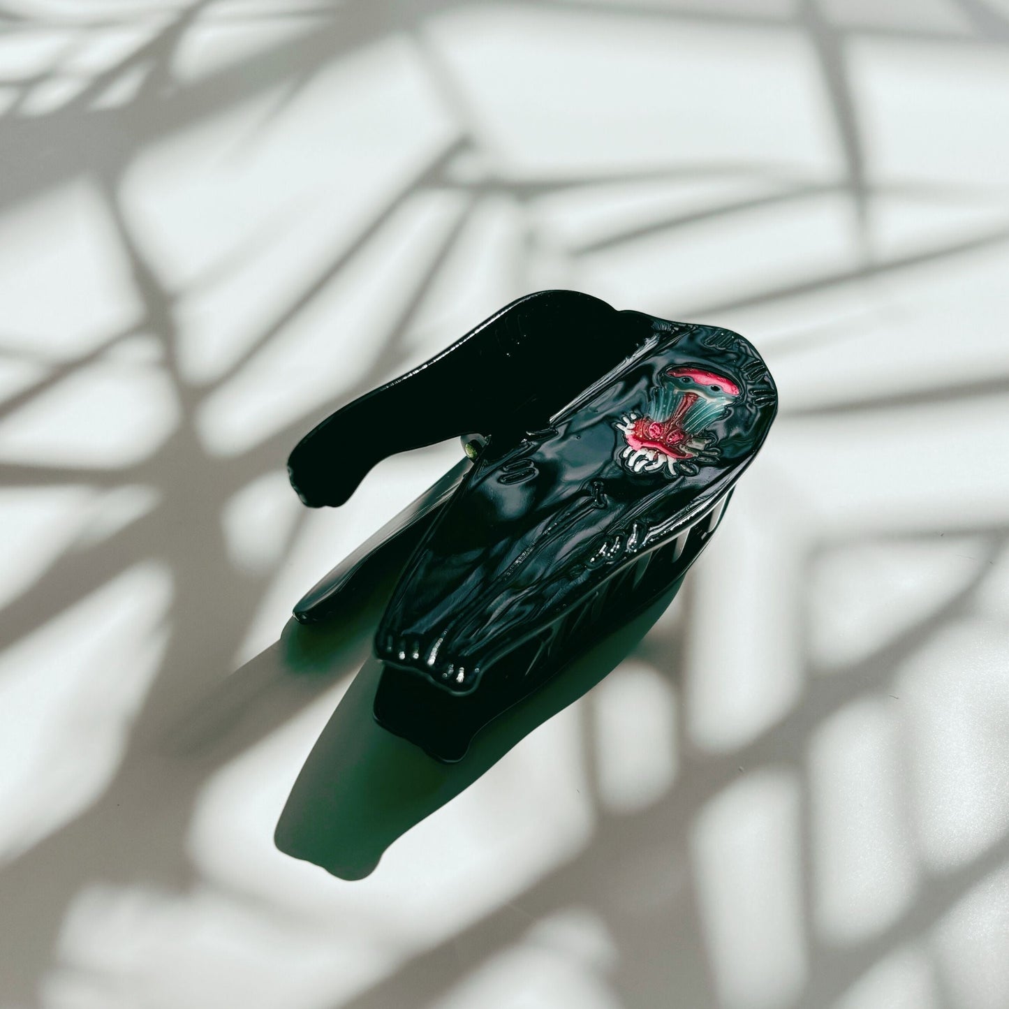 Velvet Claws Mandrill Ape Hair Claw in Black | Claw Clip in Velvet Travel Bag