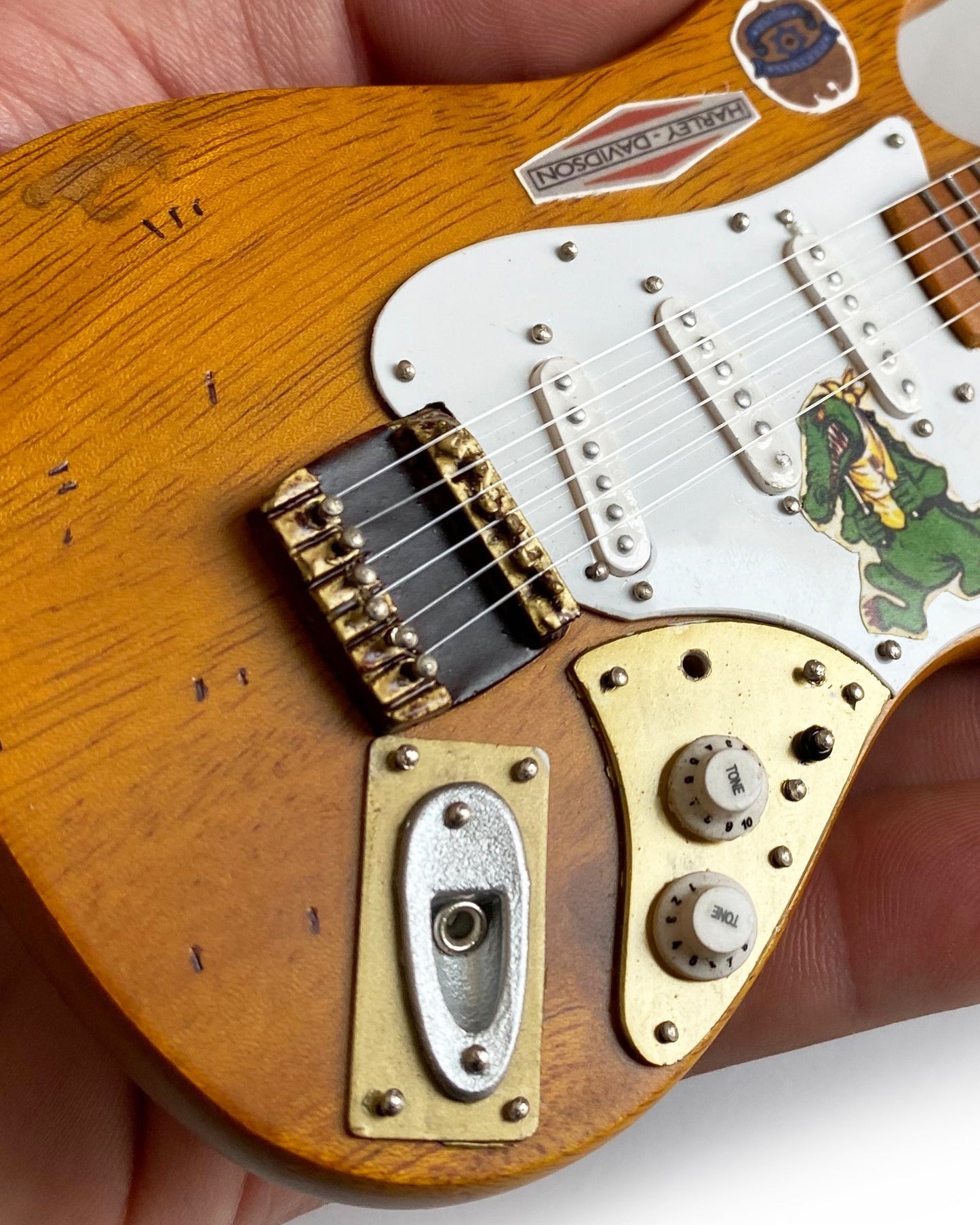 Jerry Garcia™ Alligator™ Graham Nash Tribute Mini Guitar Fender™ Strat™ Replica - OFFICIALLY LICENSED - Osadia Concept Store