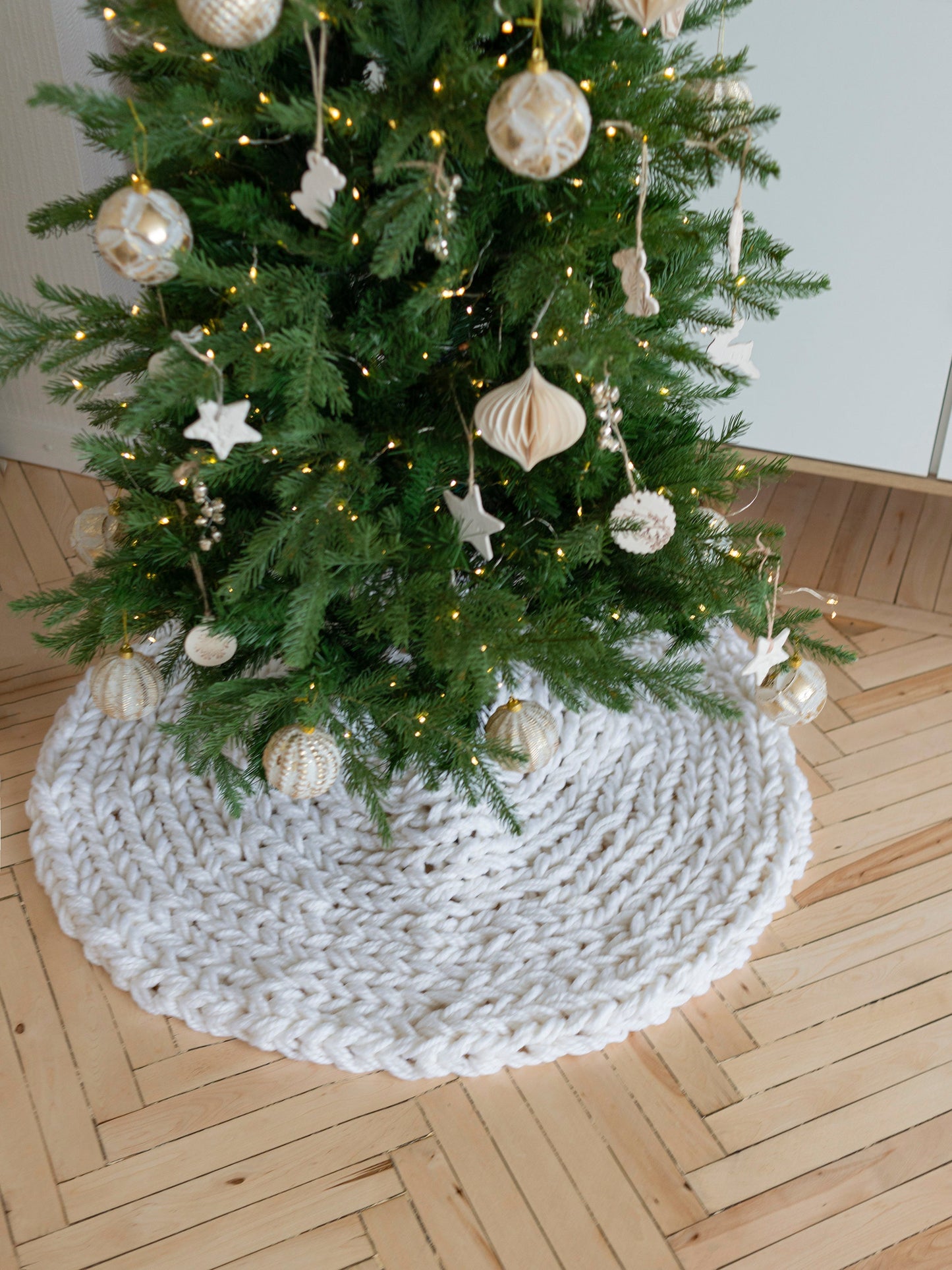 White Chunky-Knitted Christmas Tree Skirt