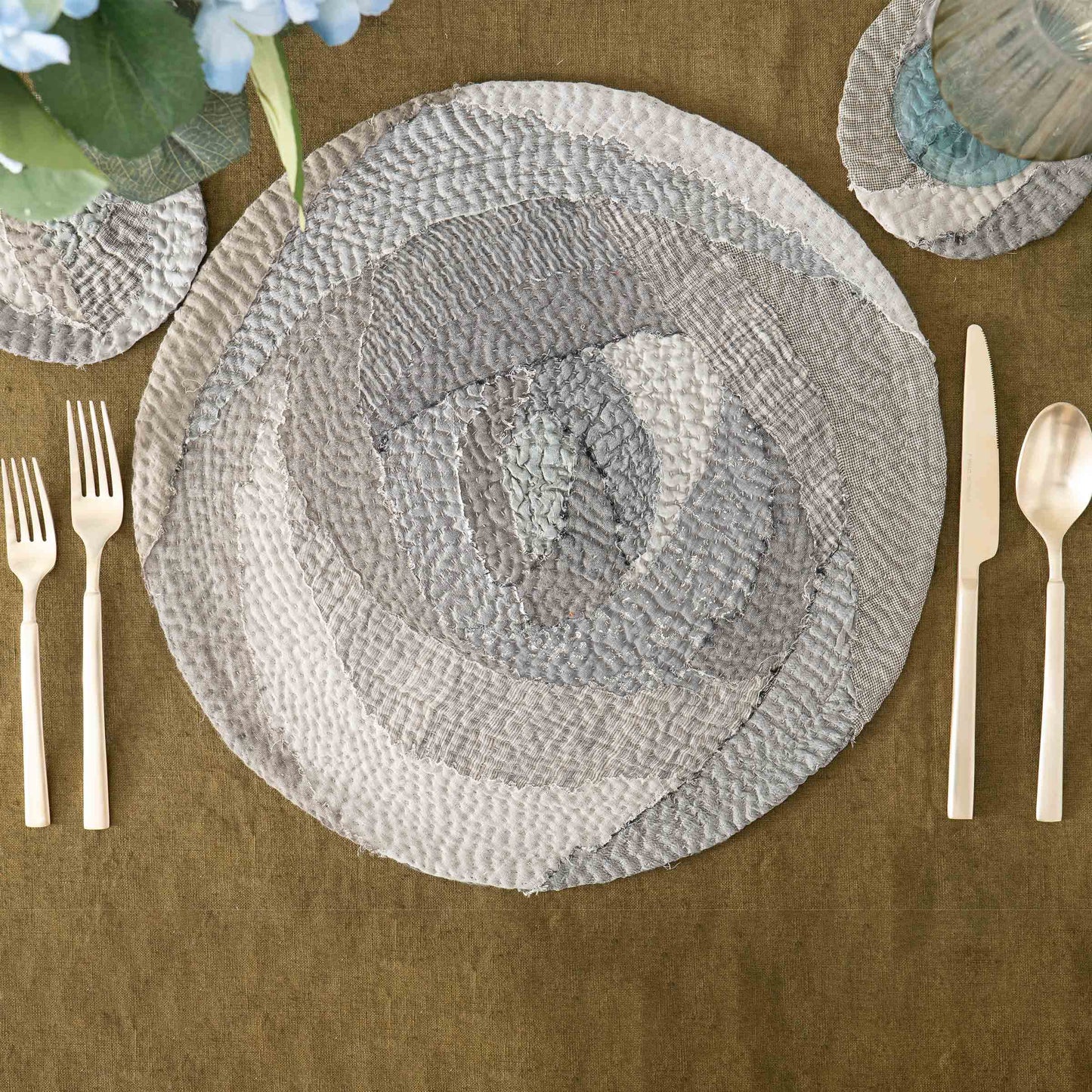 S/2 Grey Mist Fray Patch Rose Placemat