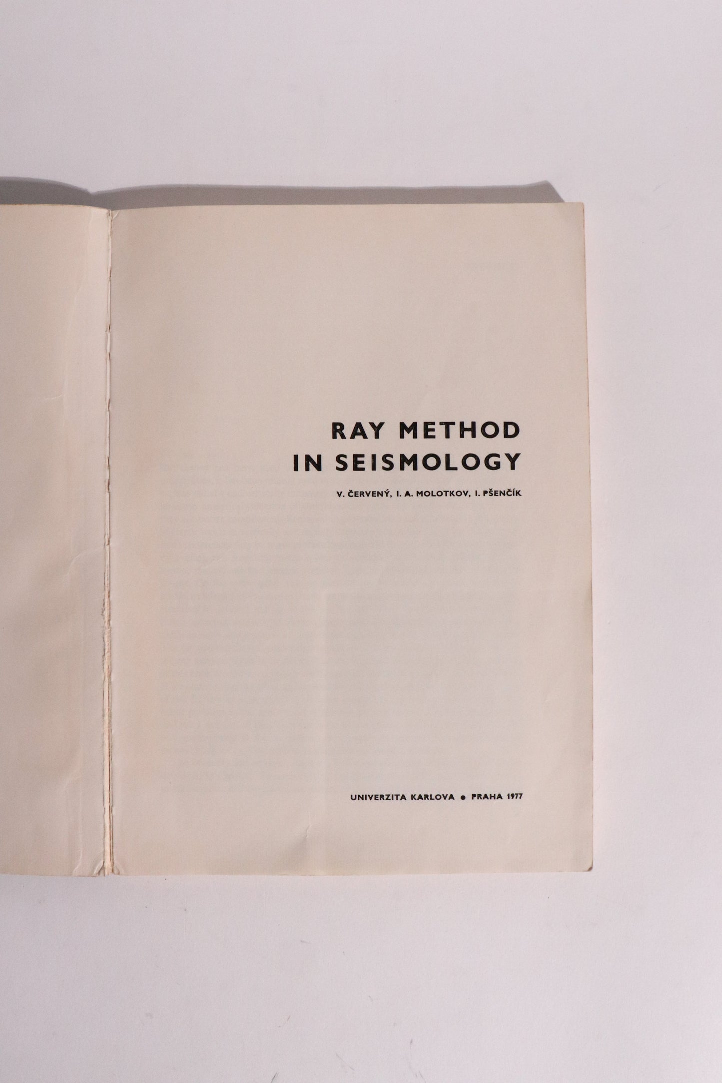 Ray Method in Seismology — V. Červený, I. A. Molotkov & I. Pšenčík (1977)