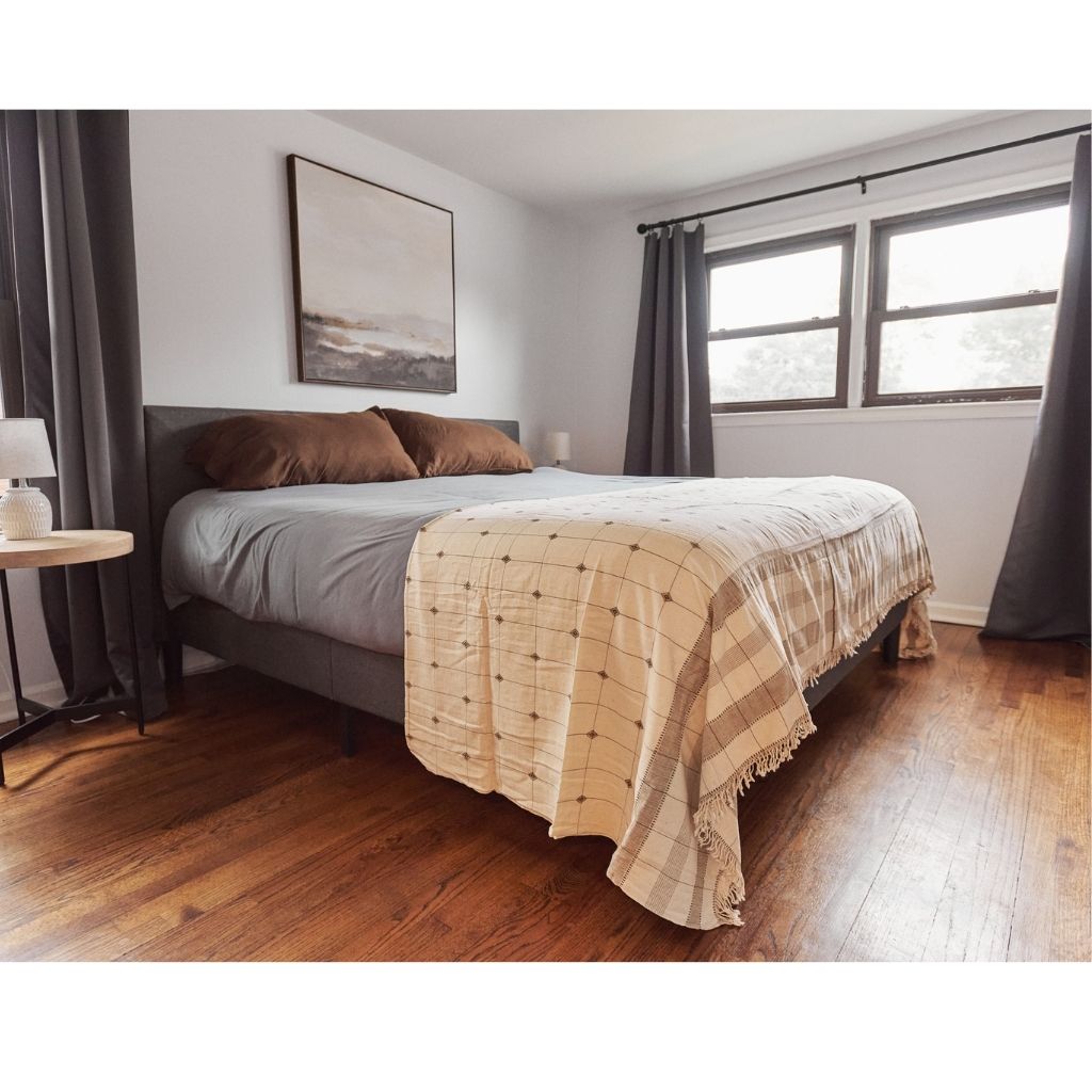 Mool Handwoven Artisanal King Size Organic Cotton Bedspread In Black & Off White