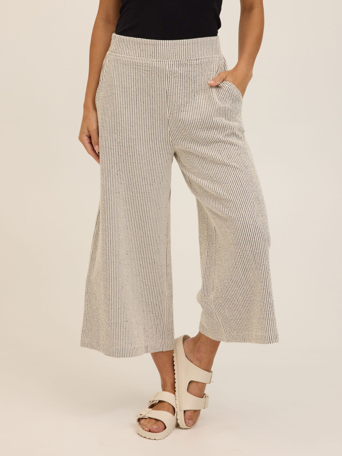 Alora Stretch Seersucker Capri Pant