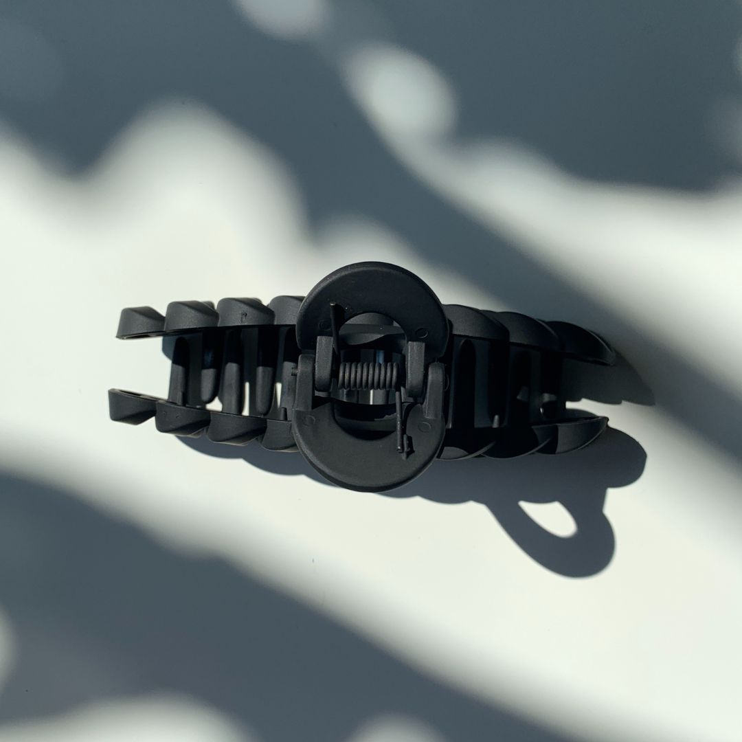 Velvet Claws Hair Clip | The Chain in Black Hair Claw