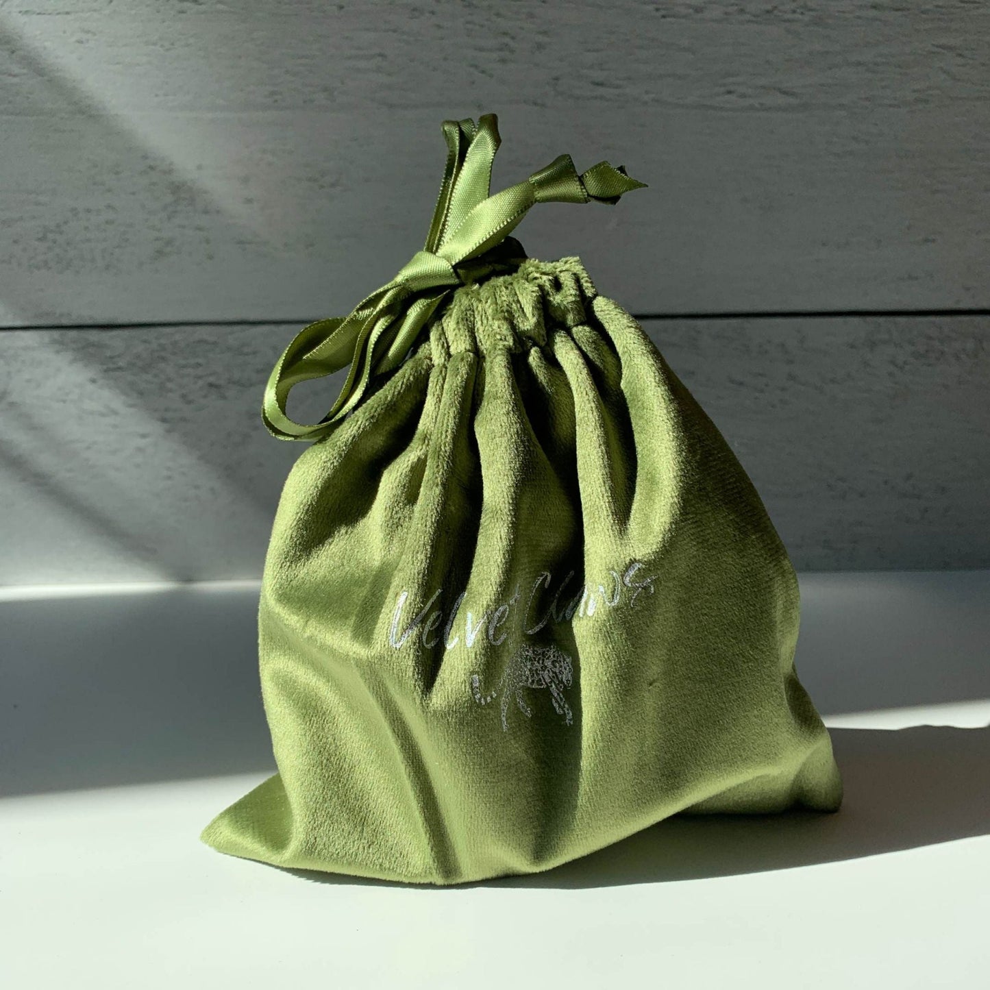 Velvet Claws The Octopus in Wood Look Hair Claw | Claw Clip in Velvet Travel Bag