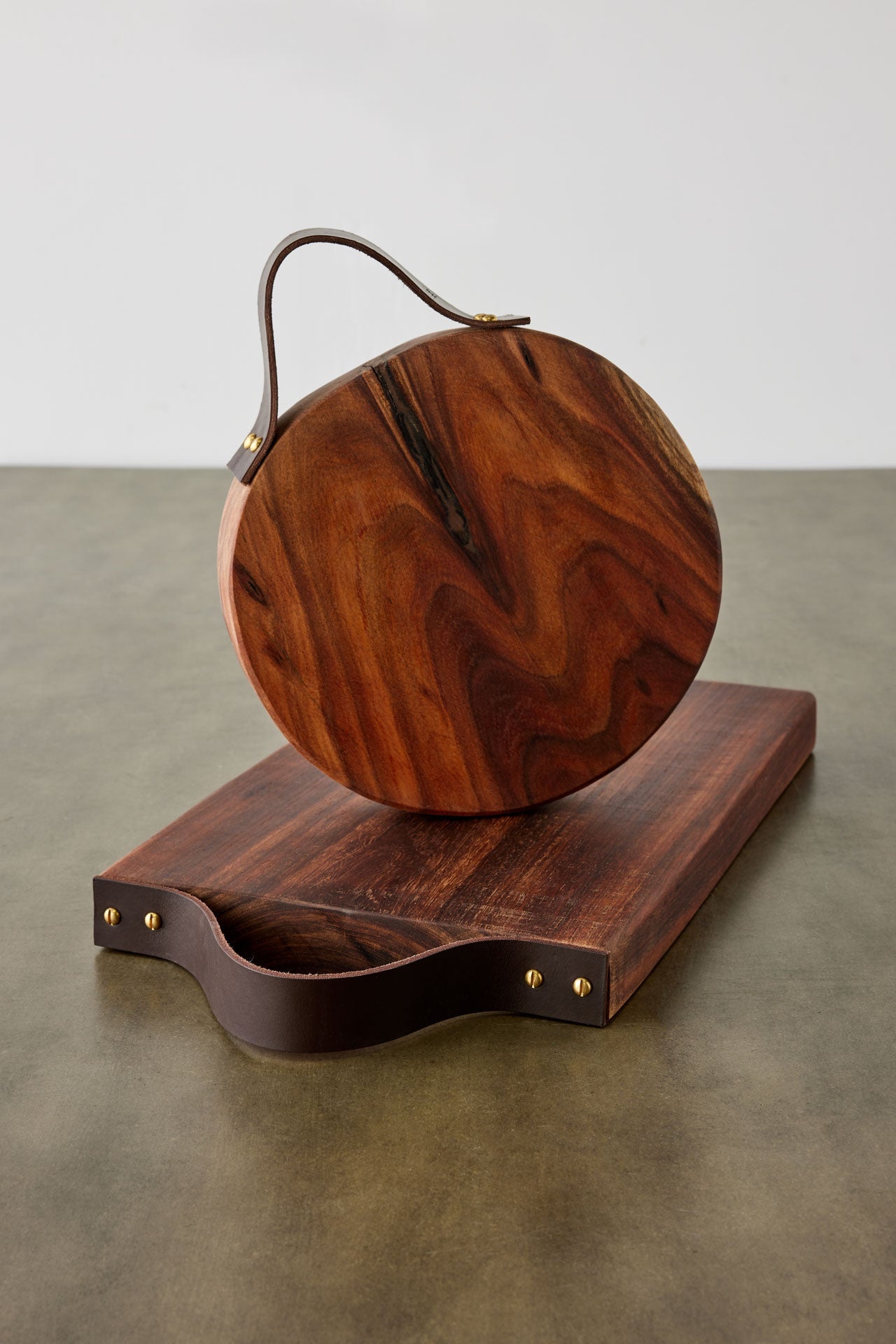 Round Wooden Cutting Board with Leather Strap
