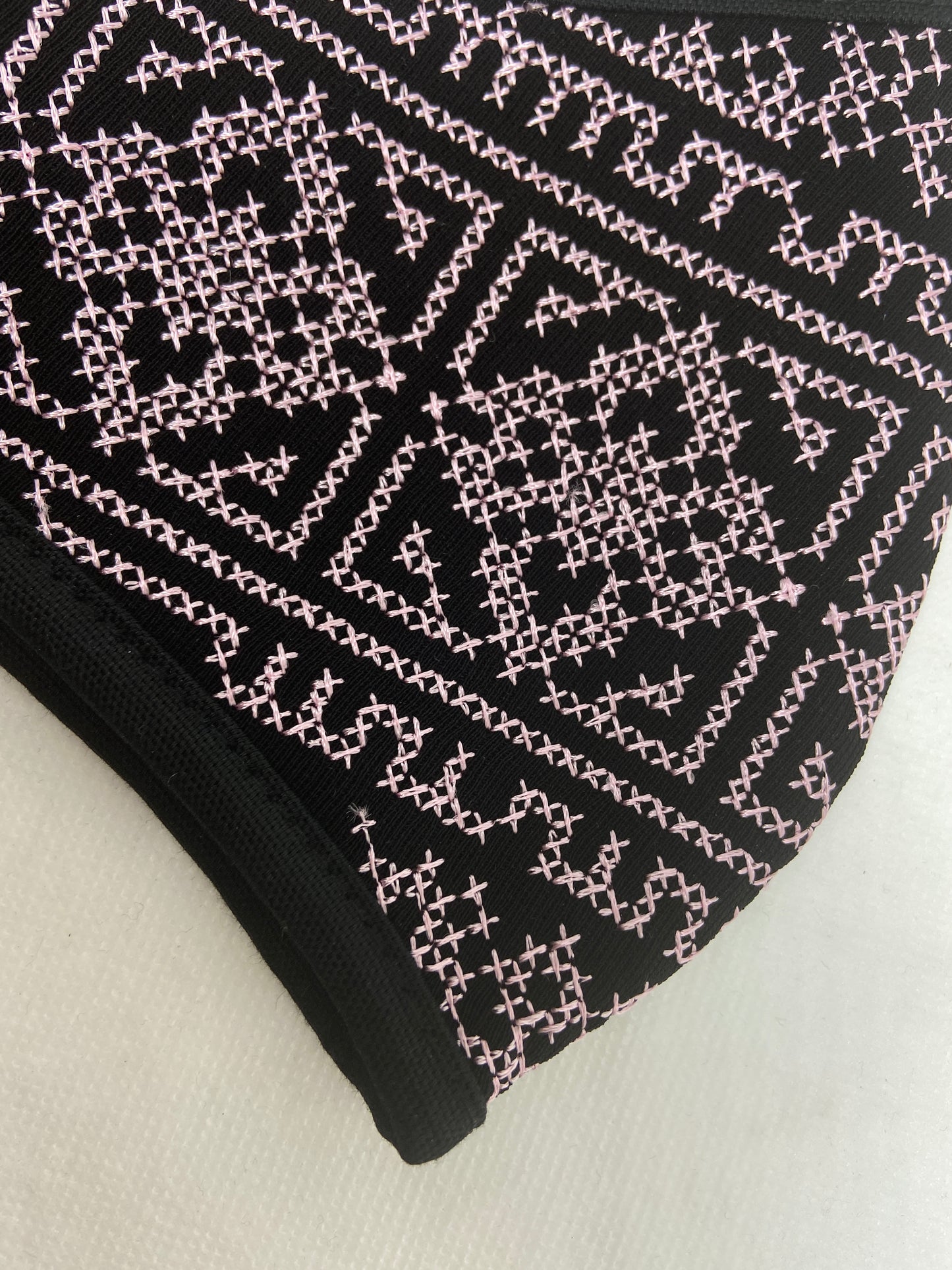 Jouri Embroidered Pink Mask